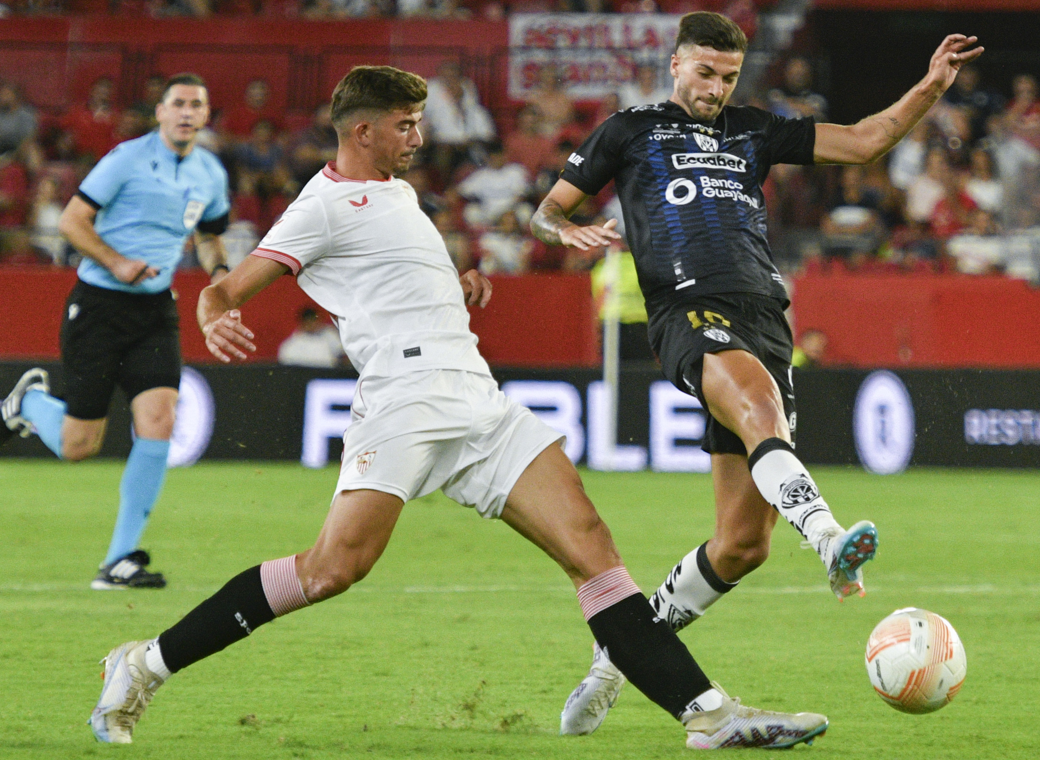 SEVILLA. 19/07/2023. - El jugador del Sevilla,  lt;HIT gt;Kike lt;/HIT gt;  lt;HIT gt;Salas lt;/HIT gt; (i), disputa el balón ante el jugador Independiente del Valle, Lautaro Díaz, durante el partido de la UEFA Conmebol Club Challenge- y XII Trofeo Antonio Puerta que se ha disputado esta noche en el estadio Ramón Sánchez Pizjúan de Sevilla. EFE/ Raúl Caro