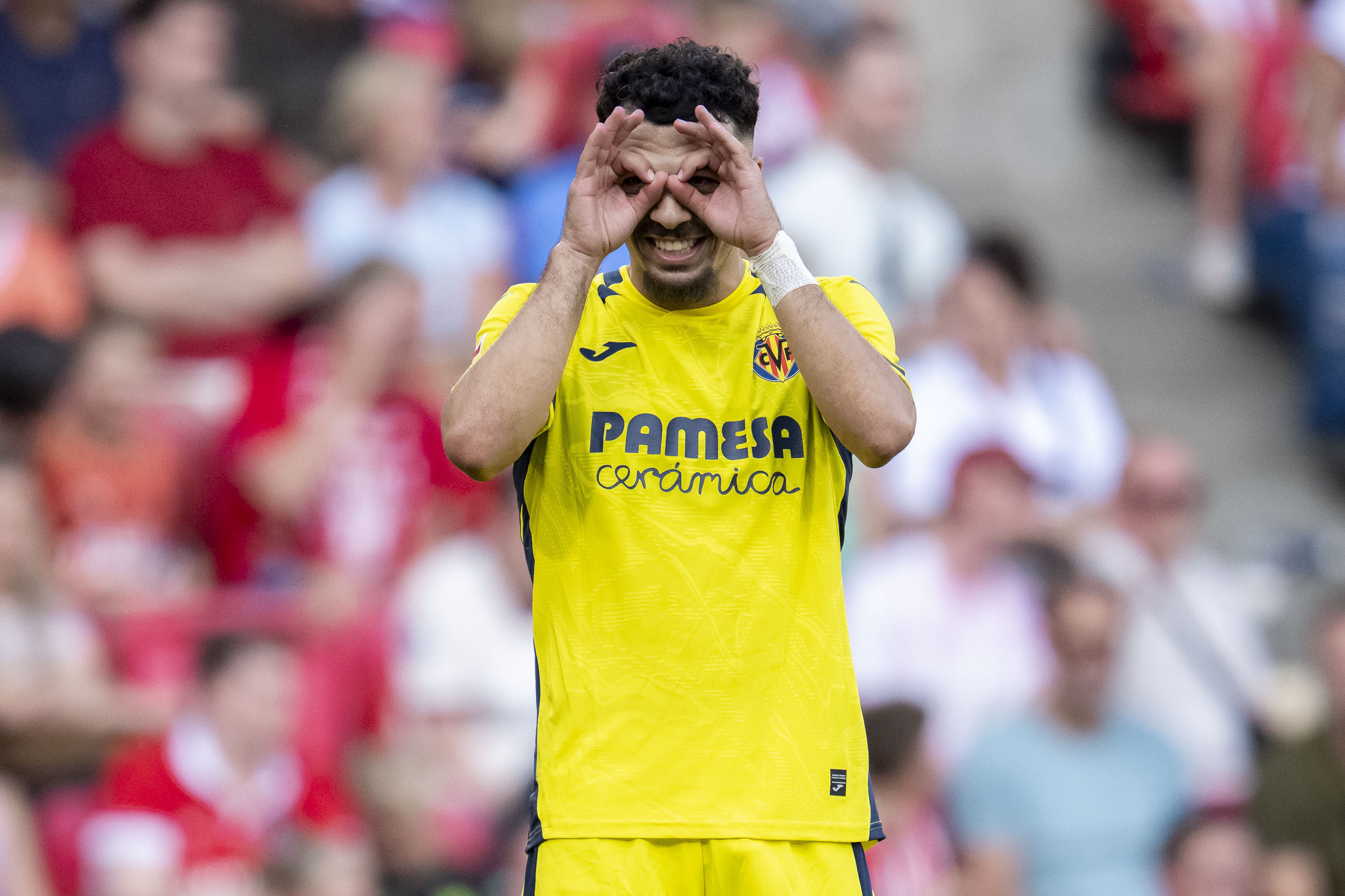 Mikautadze celebrando el gol del Villarreal.