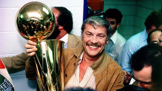 Jerry Buss, con el trofeo de campeón de la NBA.