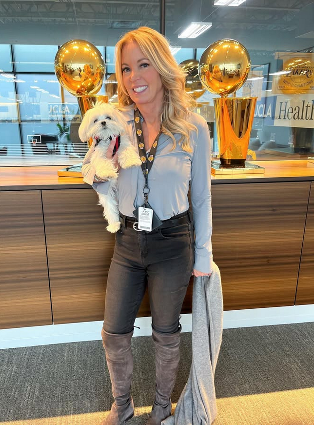 Jeanie Buss ha llegado a un acuerdo para vender Los Angeles Lakers por 10.000 millones (la mayor venta de la historia del deporte) a Mark Walter, que se convertirá en accionista mayoritario de la franquicia angelina. Jeanie Buss, que posó desnuda para Playboy, fue pareja de Phil Jackson y ha inspirado series de televisión como Running Point en Netflix con Kate Hudson interpretándola.