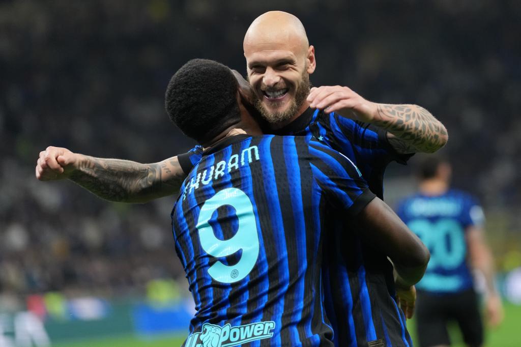 Federico Dimarco y Marcus Thuram celebrando un gol