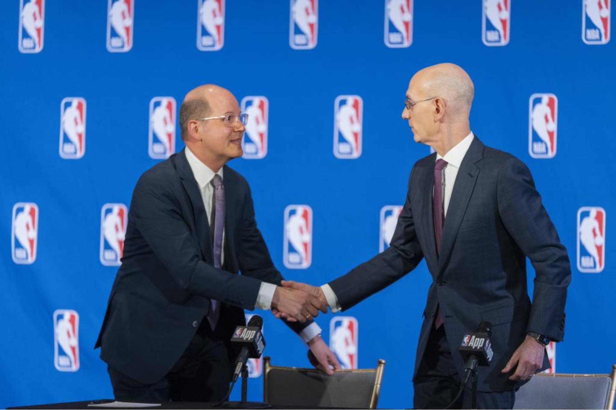 El comisionado de la NBA, Adam Silver, y el secretario gral. de la FIBA, Andreas Zagklis.