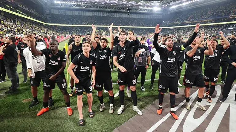 DEV PRİM Beşiktaş Başkanı Serdal Adalı derbi zaferi sonrası soyunma odasına indi