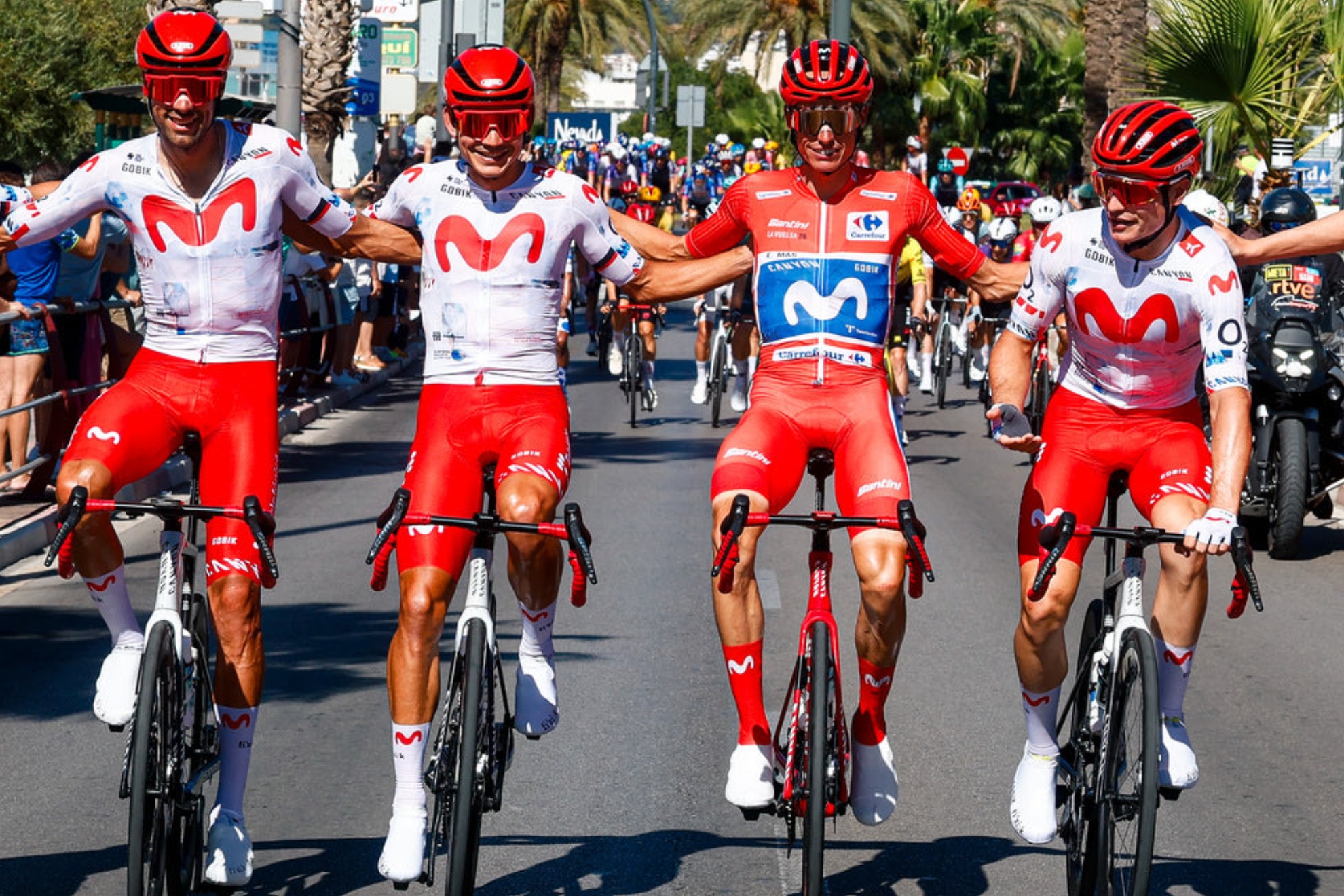 Enric Mas, de rojo en la etapa final.