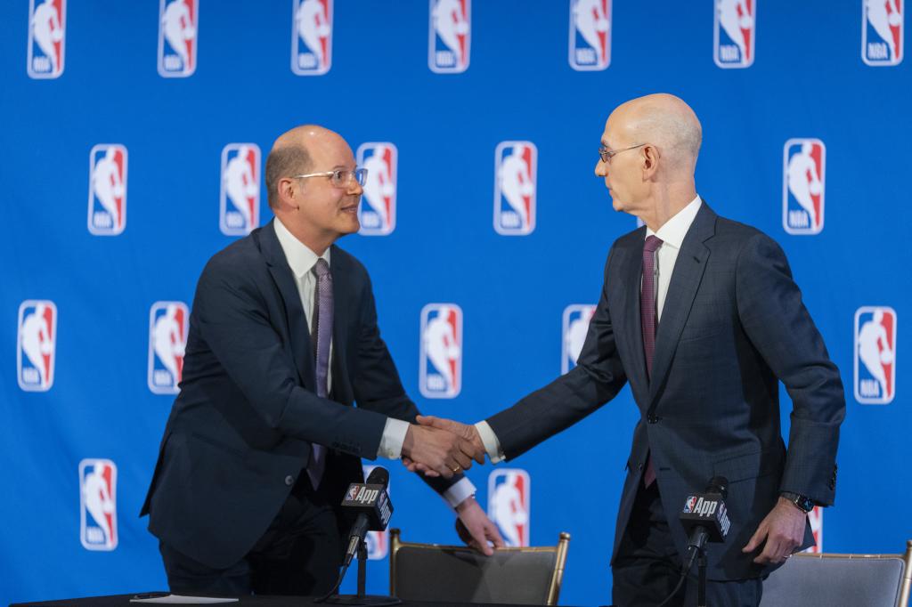 El comisionado NBA, Adam Silver, y el secretario general de la FIBA, Andreas Zagklis.