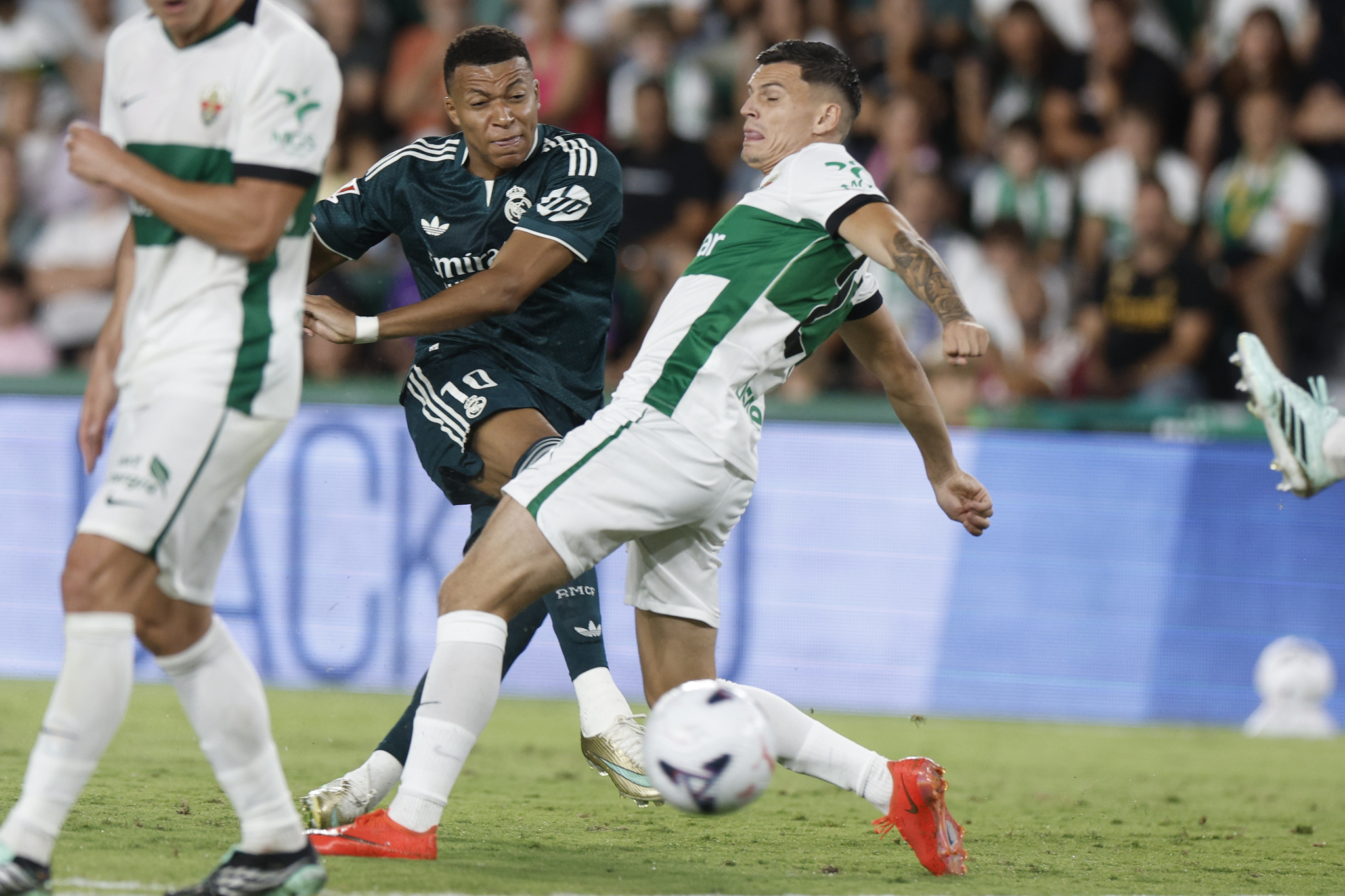 Real Madrid Elche karşısında gol düellosunda zorlandı
