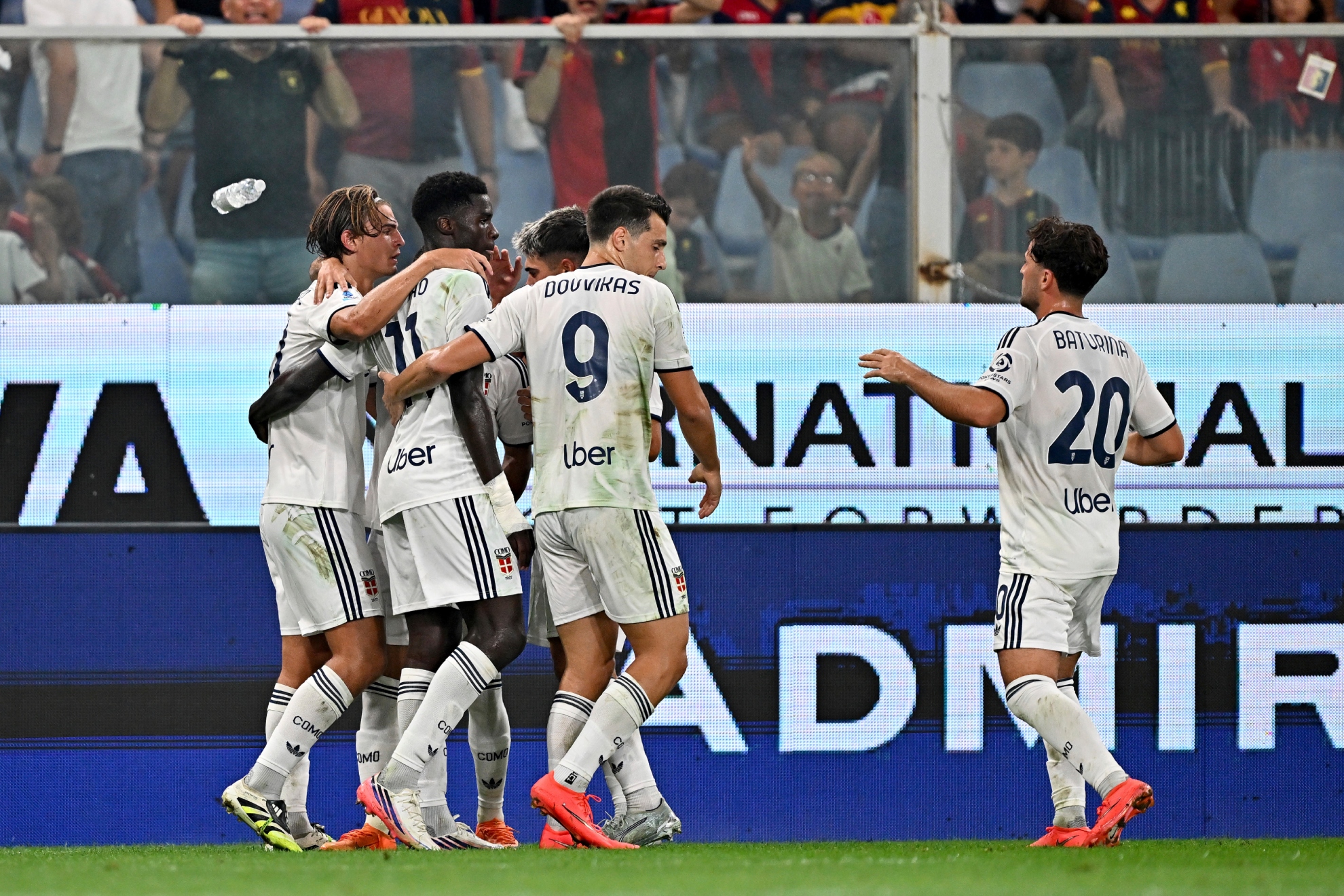 El Como anota un gol ante el Genoa.