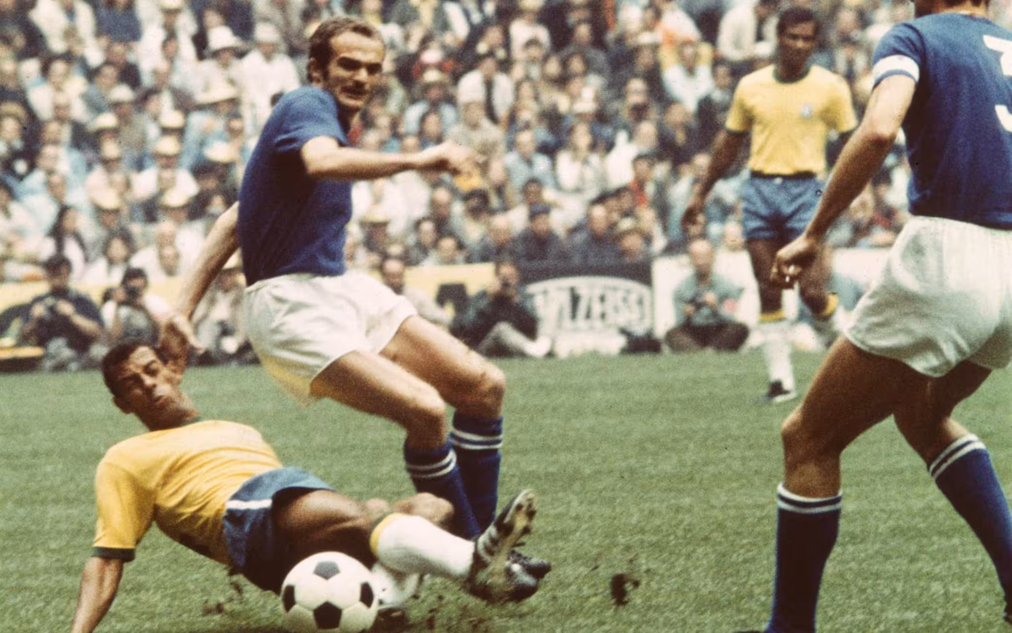 Mazzola in azione durante la finale del Mondiale 1970 contro il Brasile 1789779726 255 E morto Sandro Mazzola il grande baffo che il calcio