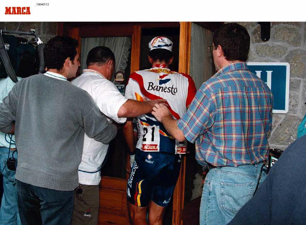Indurain, entrando en el hotel.