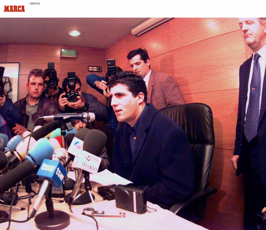 Indurain, ante los medios.