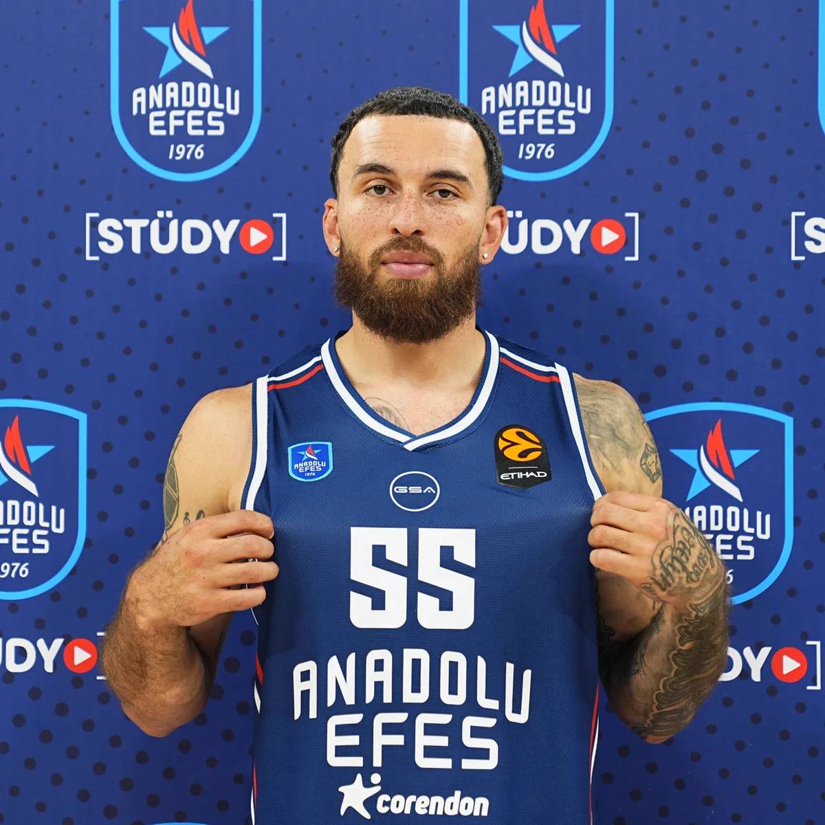 Mike James, en su presentación con el Anadolu Efes.