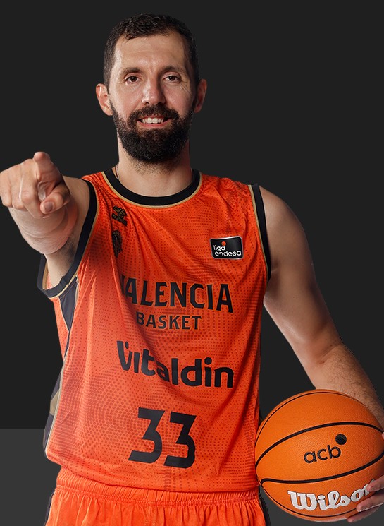 Nikola Mirotic, durante una sesión de fotos del Valencia Basket.