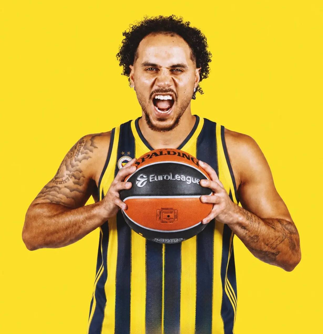 Shane Larkin posa como jugador del Fenerbahce.