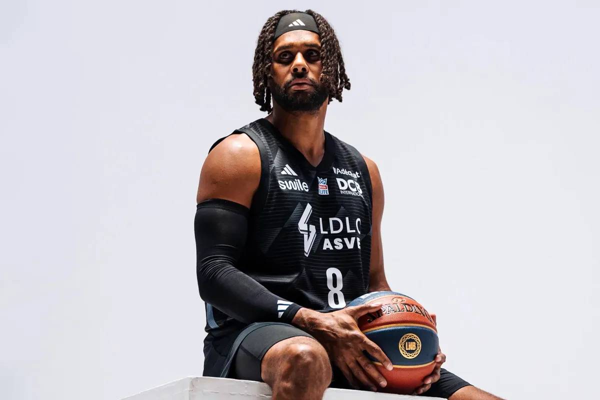 Patty Mills posa en una foto con el ASVEL.