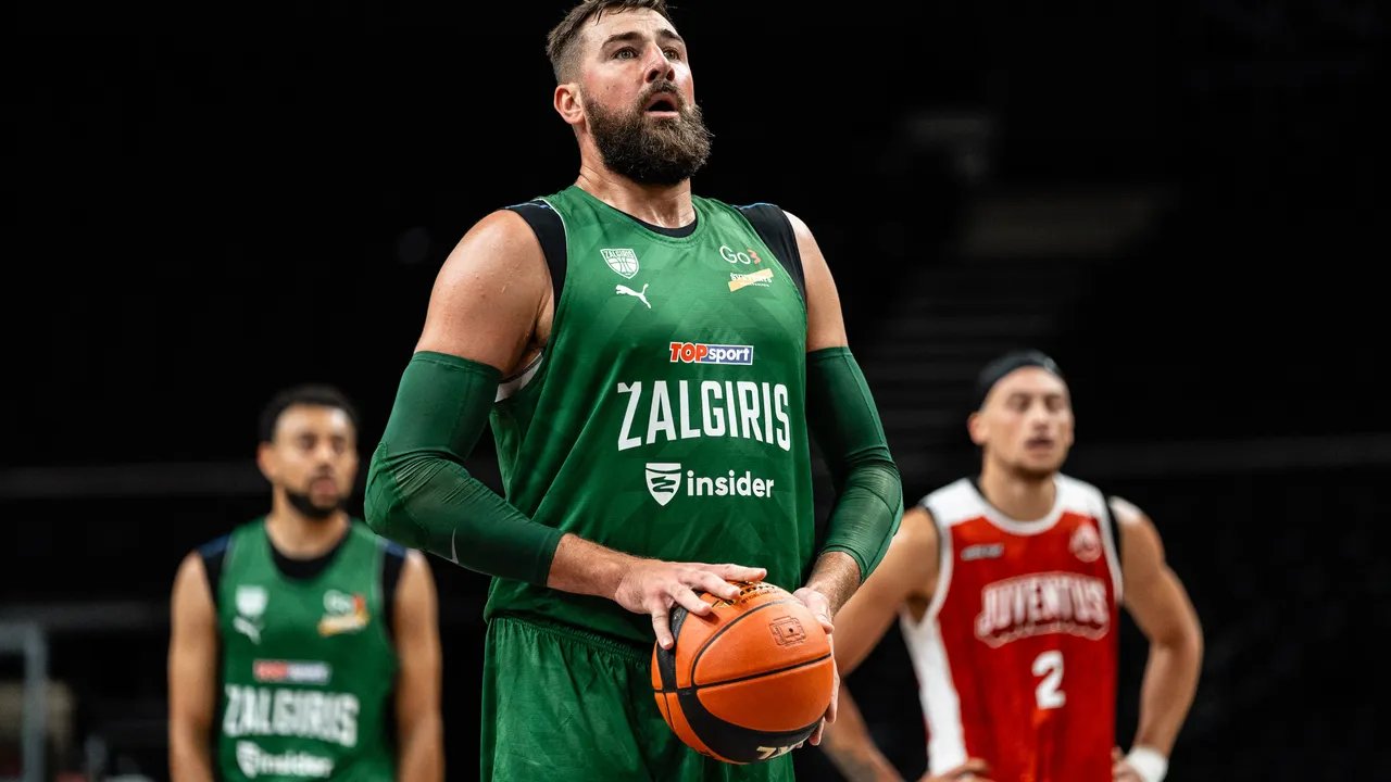Jonas Valanciunas se dispone a lanzar un tiro libre en un partido del Zalgiris.