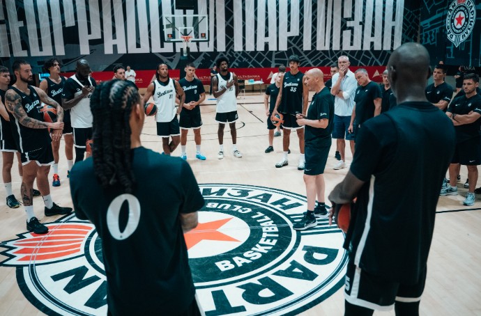 Joan Peñarroya aleccionando a sus jugadores antes de un entrenamiento.