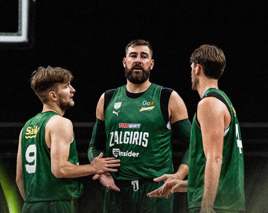Jonas Valanciunas, en el centro, fichaje estrella del Zalgiris.