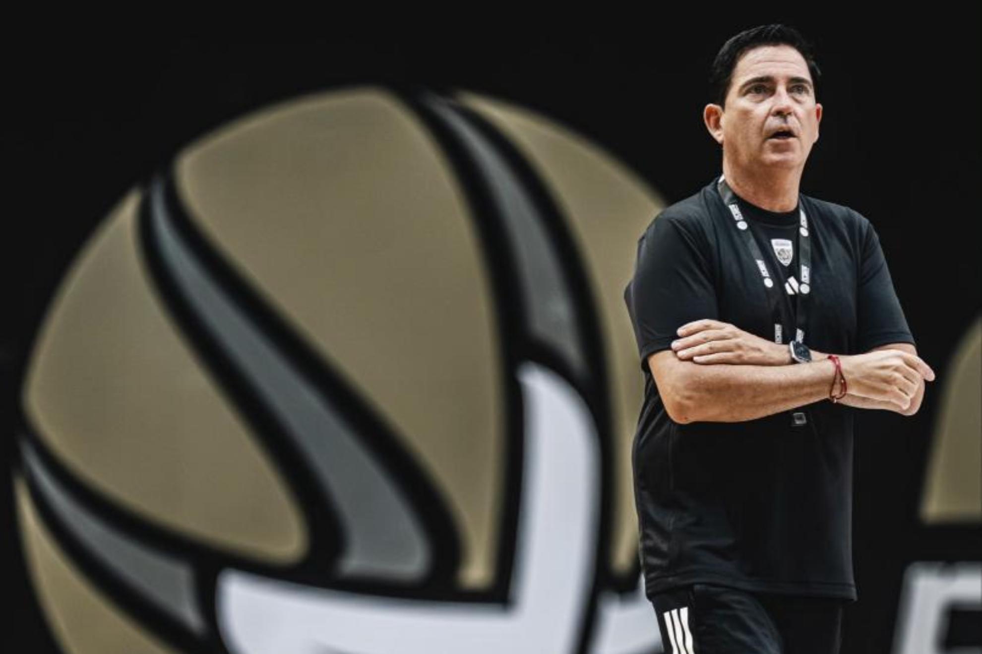 Xavi Pascual, en un entrenamiento de Dubái Basketball. @dubaibasket
