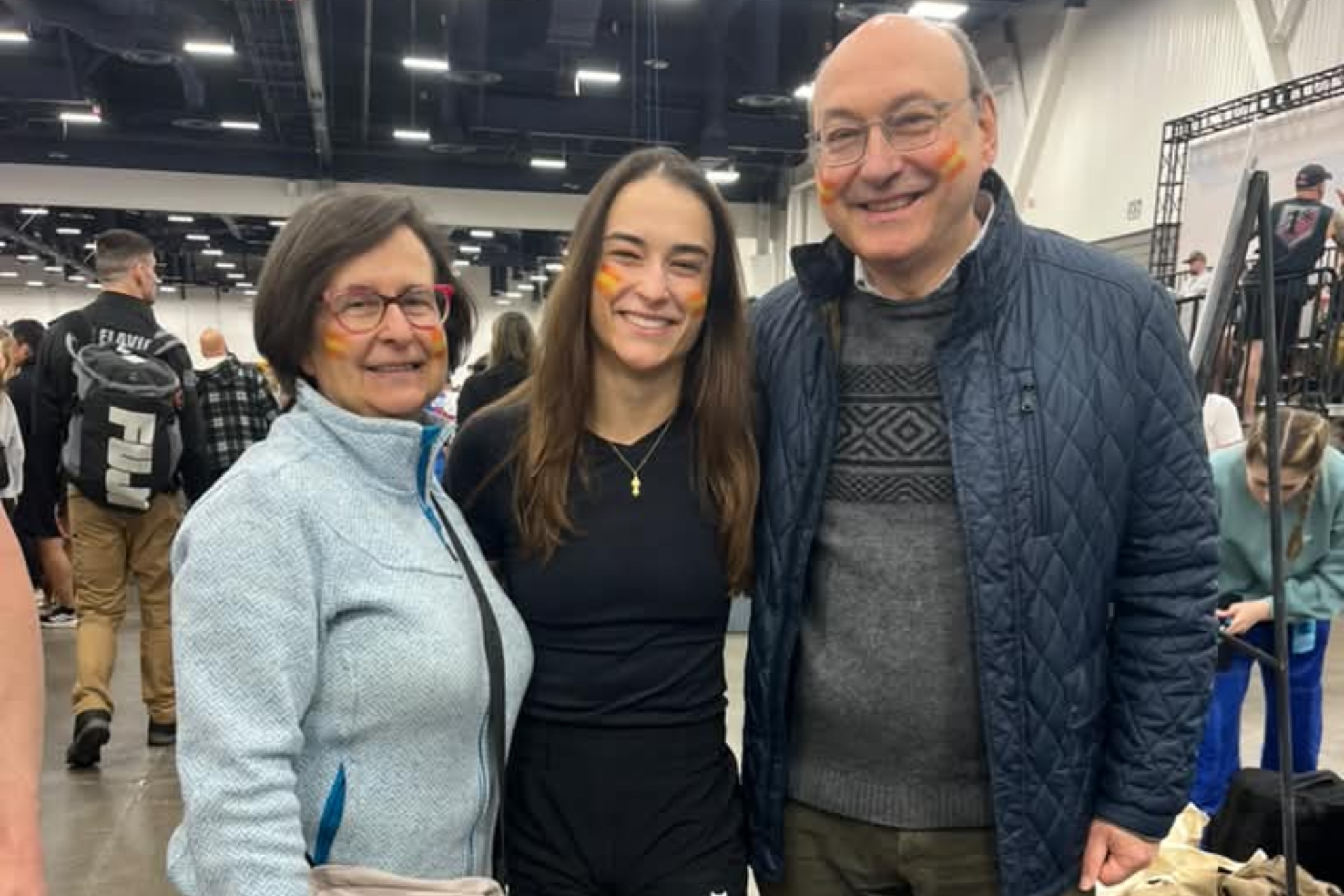 Ana Mayordomo junto a sus padres.