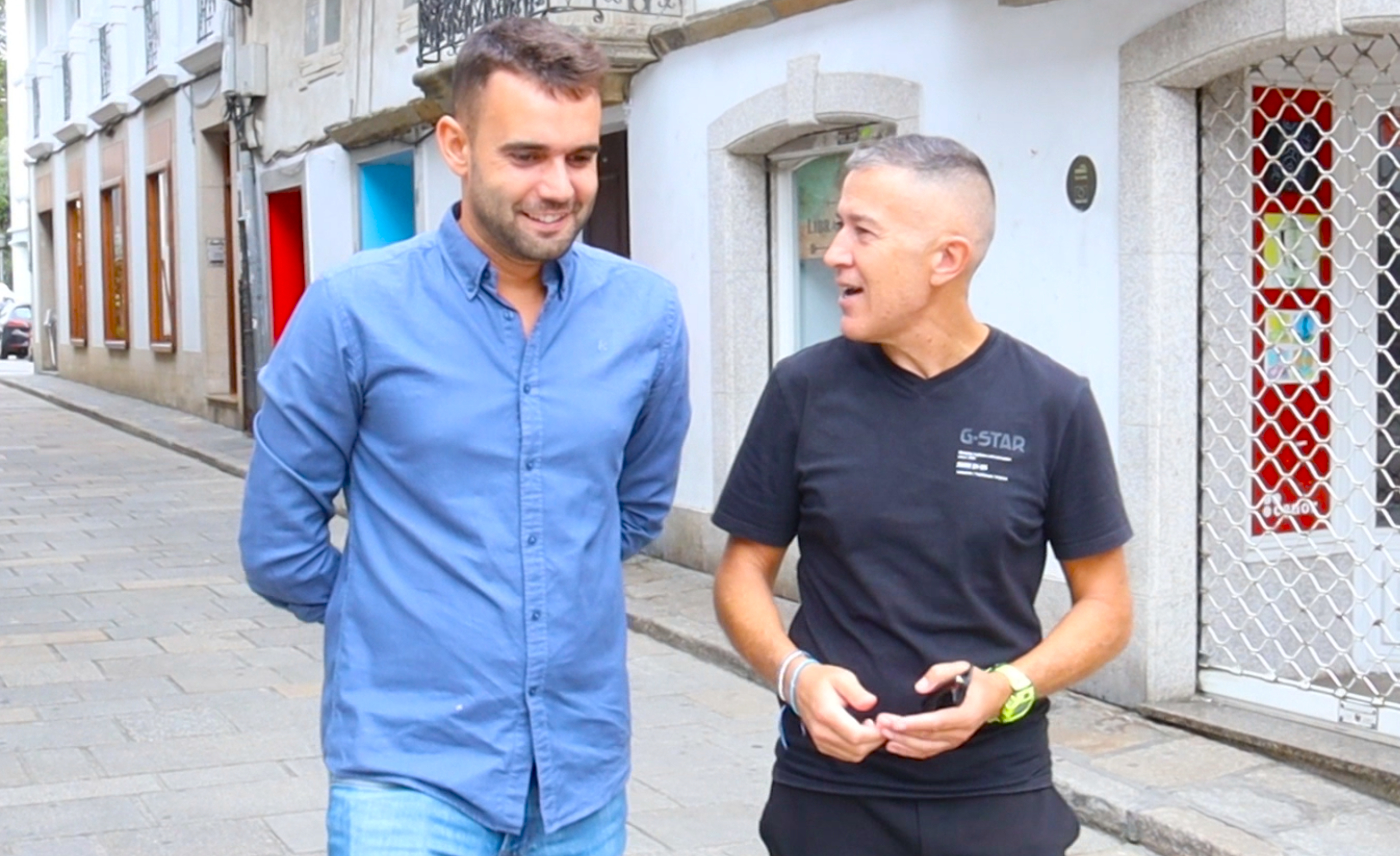 Iglesias Villanueva pasea por Pontedeume junto al redactor de MARCA