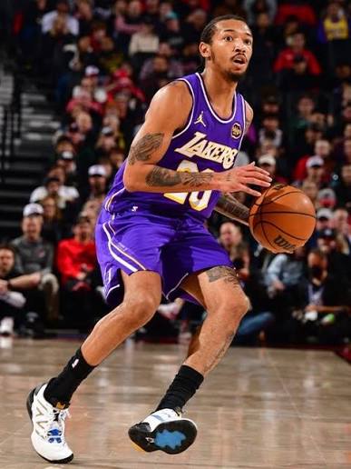 Nick Smith Jr., jugando con los Lakers.