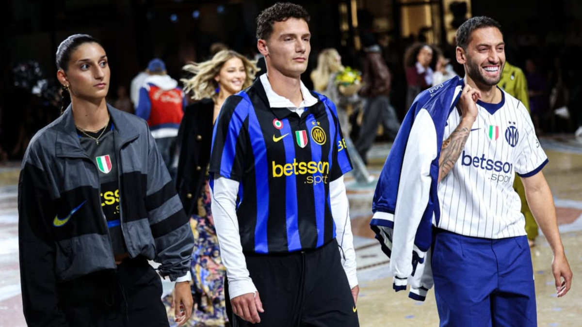 Çalhanoğlu ve Pavard, Milano Moda Haftası podyumunda şaşırttı
