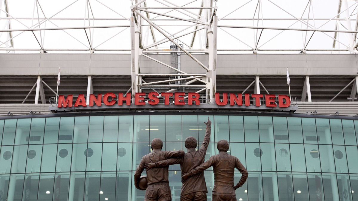 Manchester United: Milyarlarca Borç, 145 Euroluk Çim Satışı
