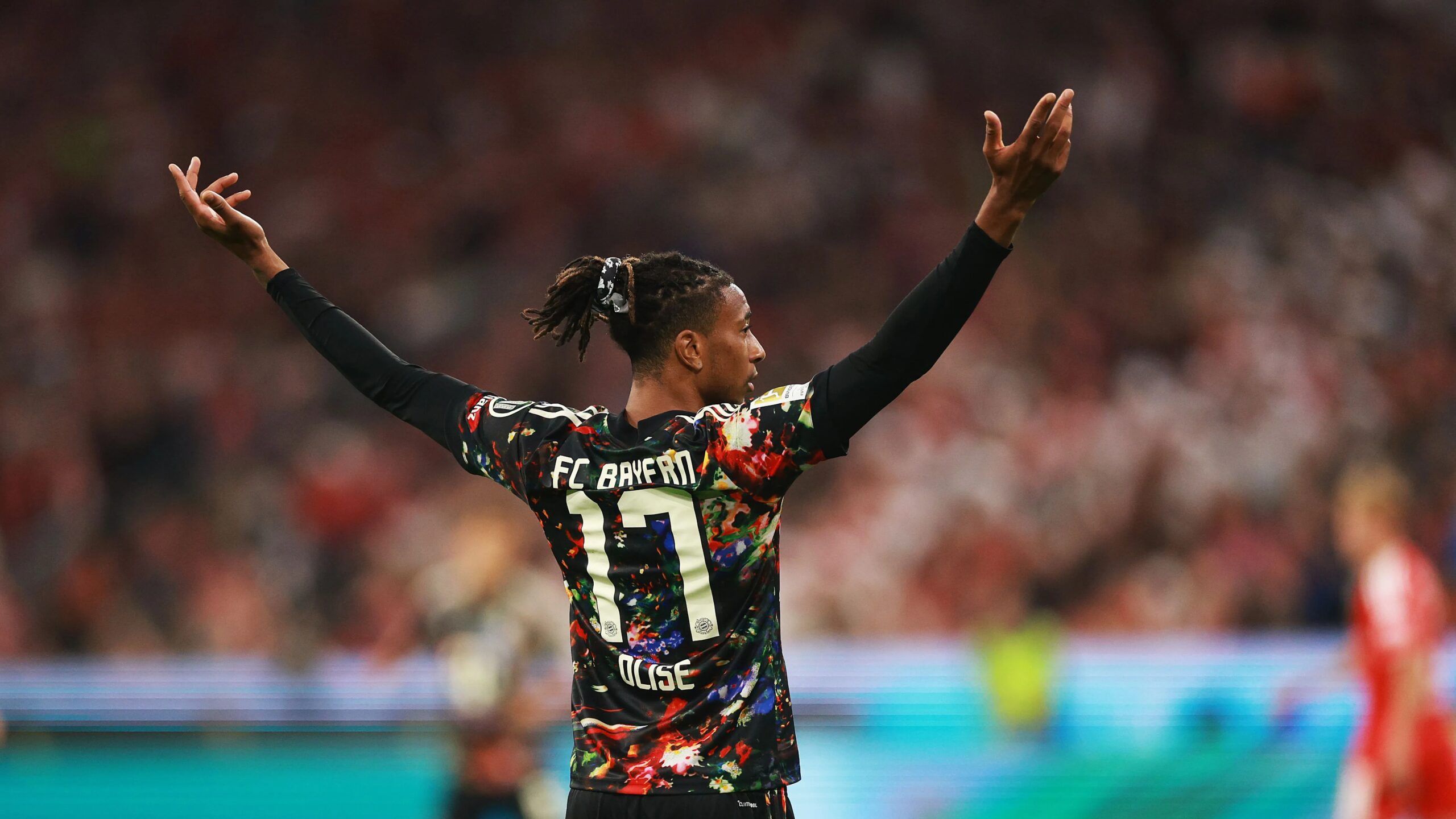Michael Olise Bayern kutlamalarında sıra dışı görünümüyle dikkat çekti