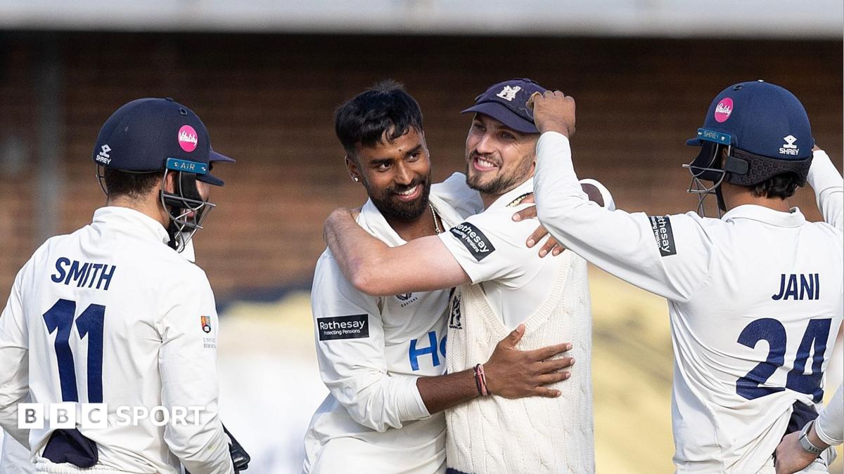 Warwickshire Zirvede: Essex Karşısında Sekiz Wicketlik Zafer
