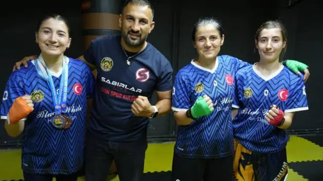 Kick Boks: Anne ve iki kızı aynı ringde şampiyonluk peşinde