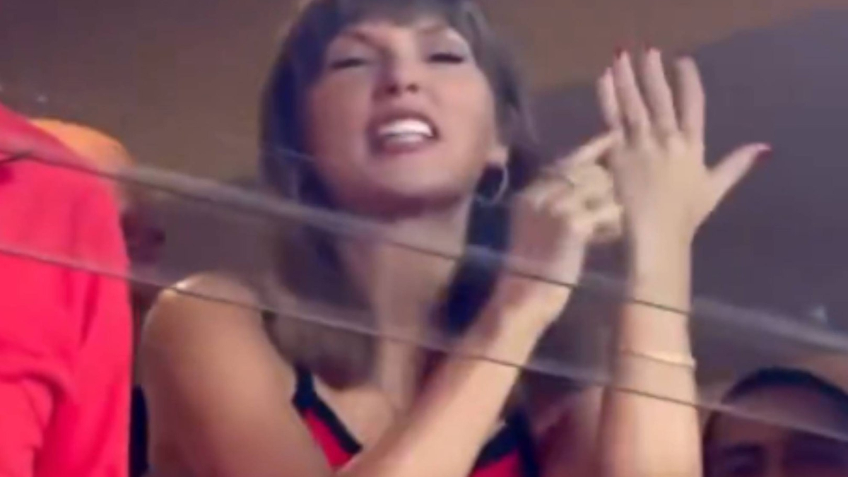 Taylor Swift NFL’de Touchdown Sonrası Yüzüğünü Gösterdi: “İşte Kocam!”