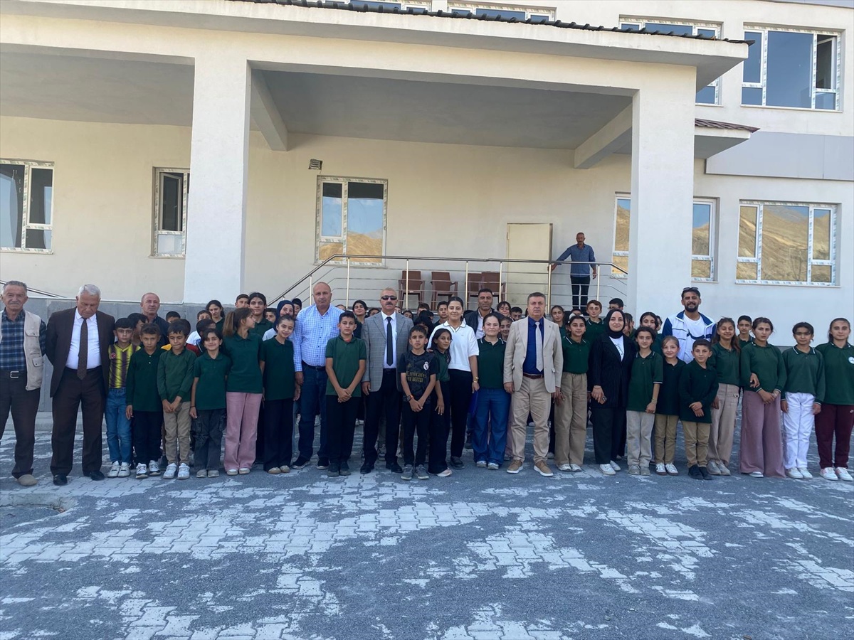 Spor malzemesi: Hakkari Bağışlı’da 60 öğrenciye destek