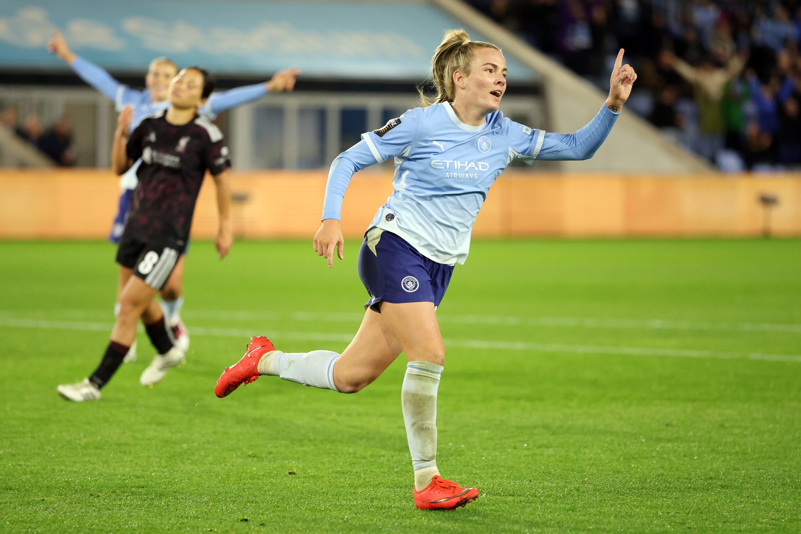 Lauren Hemp şov yaptı: Manchester City son dakikada kazandı