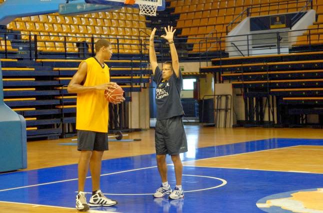 Edy Tavares, en un entrenamiento con Pedro Martínez en el Granca.